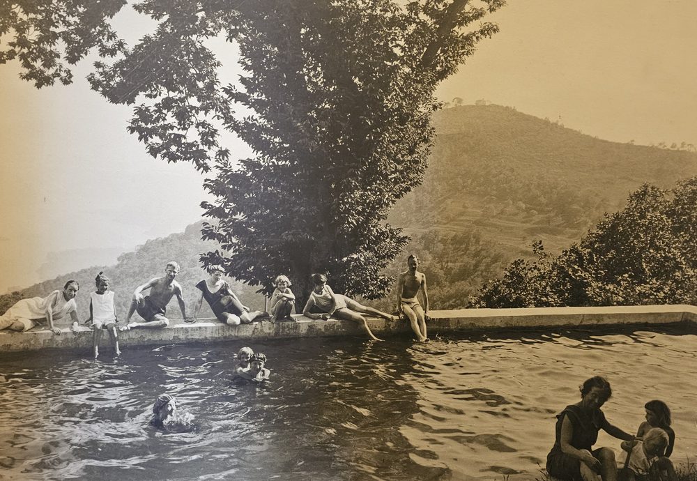 Historische Aufnahme einer Familie am Pool