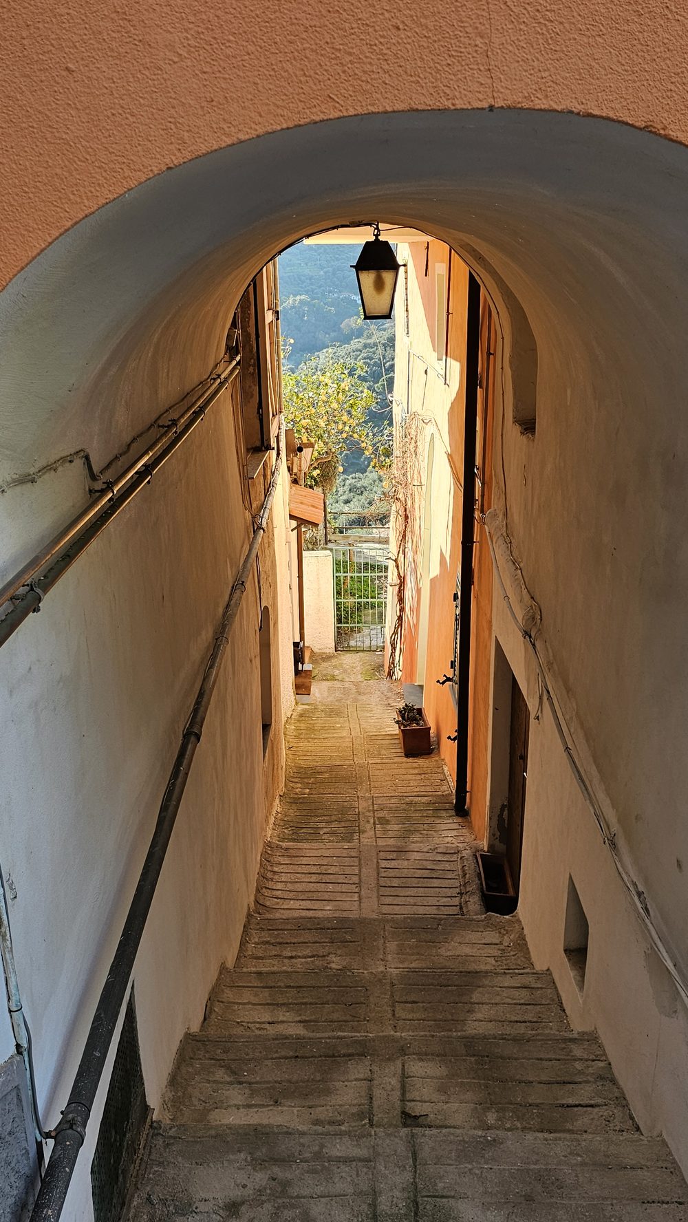 Gasse in einem mediterranen Dorf